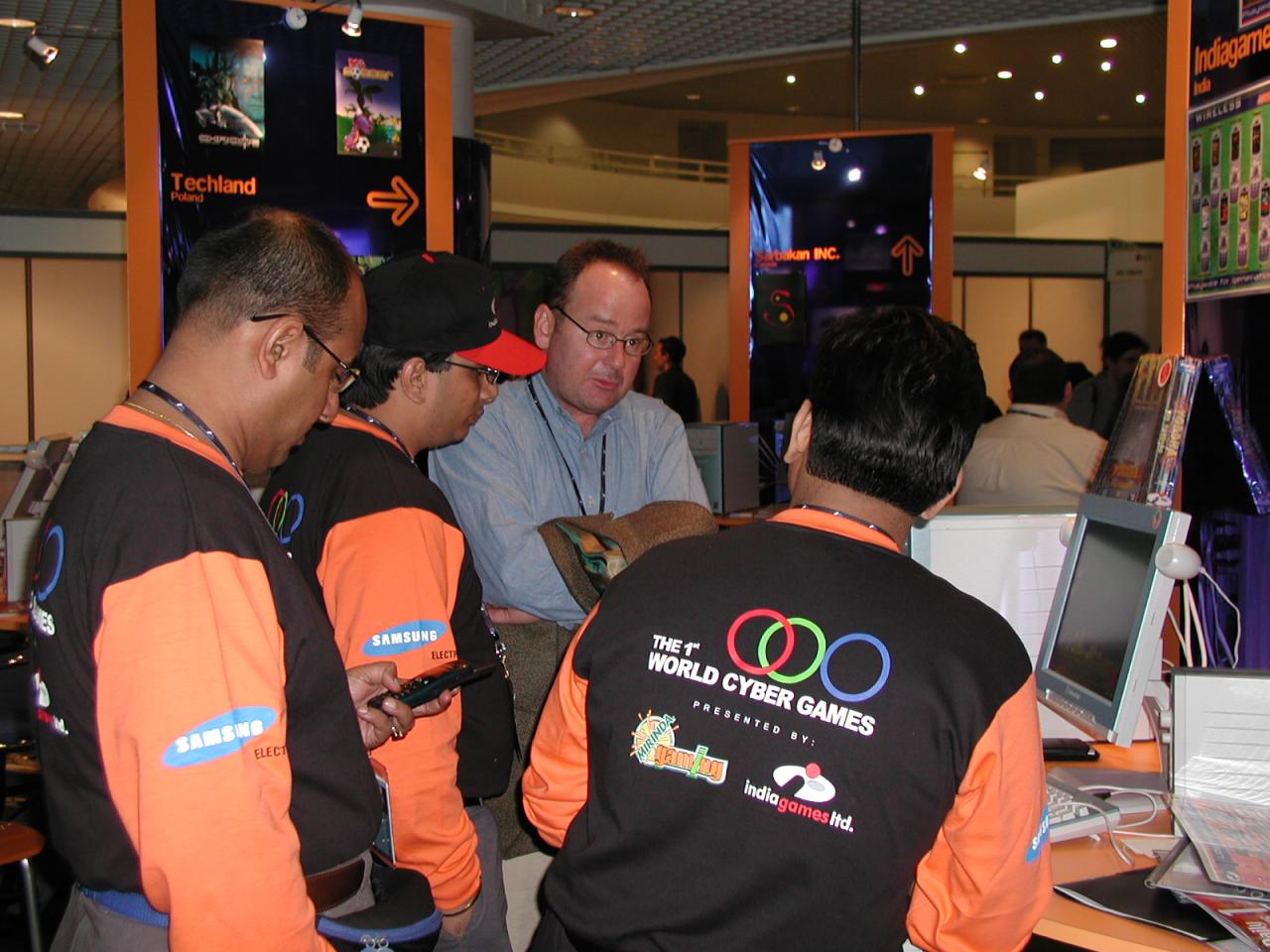 [09/03/2002] Generationen: Charles Cecil (Revolution Software) im Gespräch mit indischen Entwicklern im Game-Developers-Village.