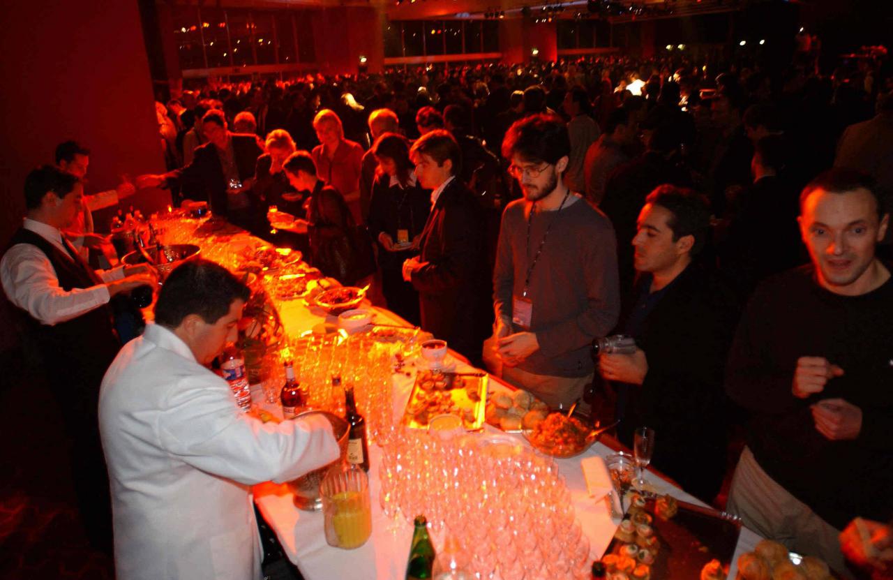 [09/03/2002] Umtrunk: Die philosophischsten Gespräche werden abends geführt. Der beliebteste Ort dafür ist die Bar im Hotel Martinez.