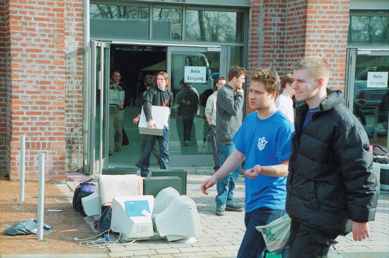 [13/04/2002] Sonntags: Nach einem Wochenende im Dunkeln ist das Zeitgefühl weg.