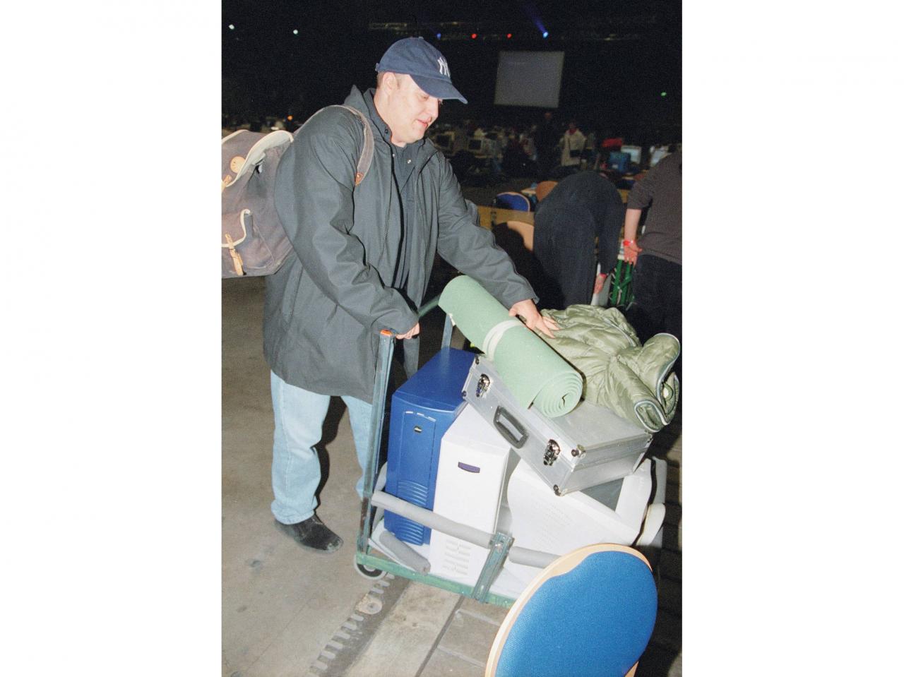 [13/04/2002] Alter Hase: Wer Erfahrung hat, bringt sich ein Transportmittel mit.