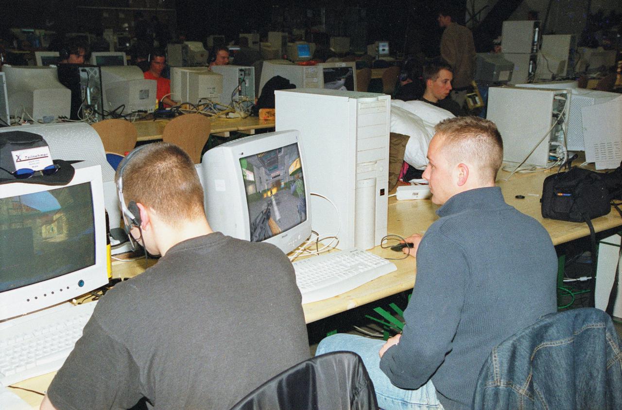 [13/04/2002] Mittendrin: René ist ein Freizeitspieler. Gegen die Profis sieht er kein Land.