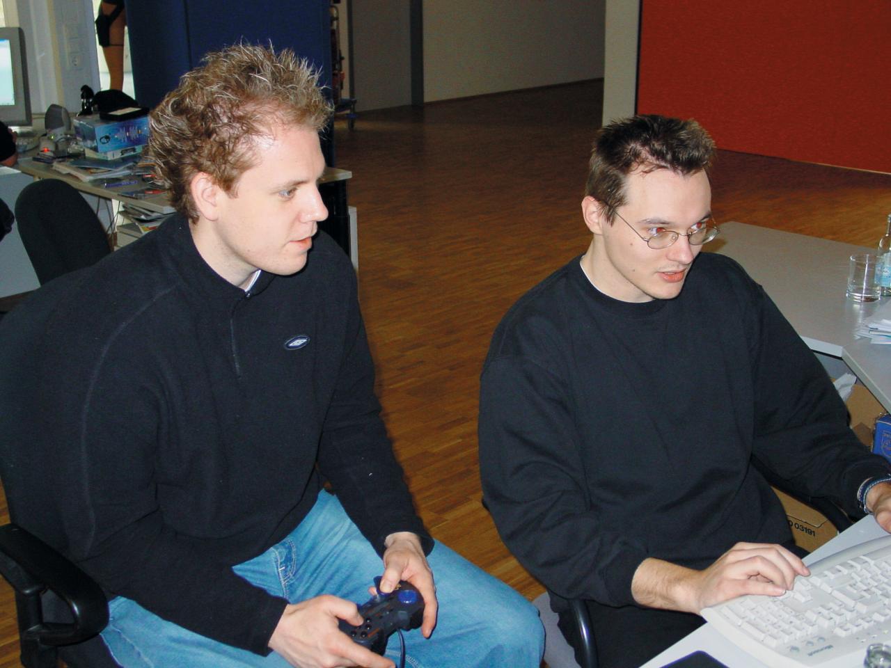 [02/04/2002] Georg Valtin liefert sich ein heißes Multiplayer-Match mit dem Produzenten der FIFA-Reihe. Was die Leser über FIFA 2002 denken und was sich bei FIFA WM 2002 ändert, lesen Sie in der Vorschau zum Spiel.