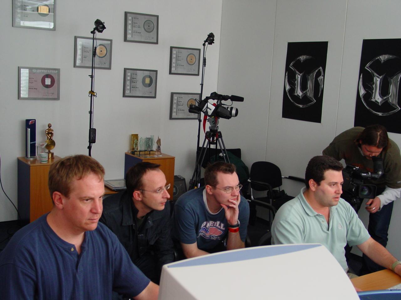 [24/04/2002] Genau aufgepasst: In trauter Runde bei der Präsentation von Unreal Tournament 2003 (von links nach rechts): Jay Wilbur (Epic), Christian Müller, Georg Valtin, Mark Rein (Epic).