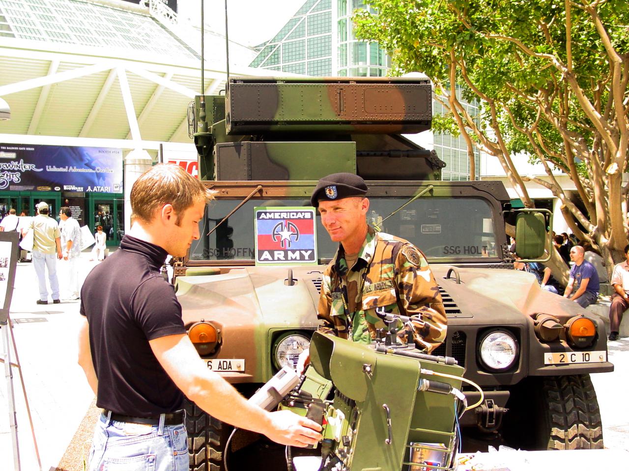 [31/05/2002] Harald Wagner bei der Truppeninspektion: Vor der E3-Messehalle warb die US-Army mit schwerem Kriegsgerät für ihren eigenen Ego-Shooter (powered by Unreal). Das Gratis-Werbespiel wird in Kürze zum Downlpoad angeboten.