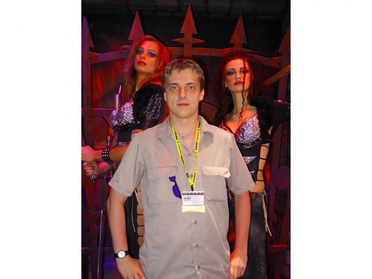 [31/05/2002] Jochen Gebauer - ebenfalls bei der Inspektion: Die charmanten Gothic 2-Models becircten unseren Redakteur nach Kräften, doch es half nichts: Das prächtige Rollenspiel landete in den E3-Abenteuer-Top-10 nur auf Platz 2.