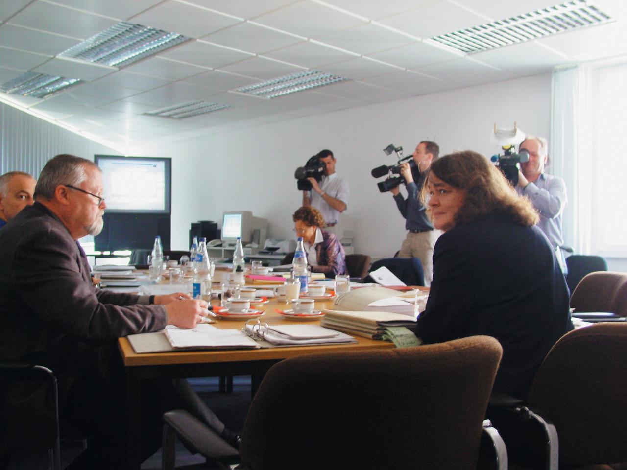 [06/06/2002] Das große Medieninteresse ist selbst für BPjS-Chefin Elke Monssen-Engberding ungewohnt.