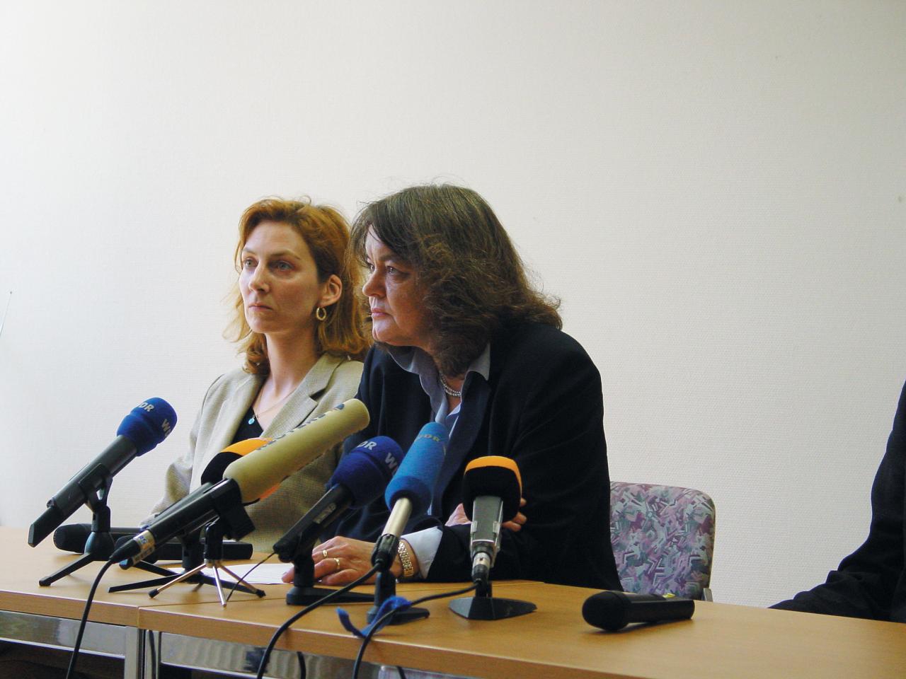 [06/06/2002] Elke Monssen-Engberding gibt offiziell bekannt, dass Counter-Strike nicht indiziert wird. Zu ihrer Rechten: Frau Kortländer, für Rami und Sven die Ansprechpartnerin.