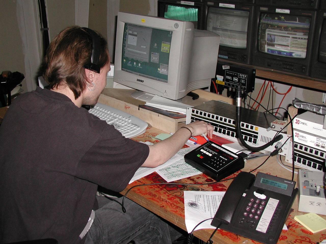 [30/07/2002] Achtung, gleich Werbung: Zwei Uhren laufen - eine im PC, eine auf dem Schreibtisch - damit sicher ist, dass das Timing stimmt.
