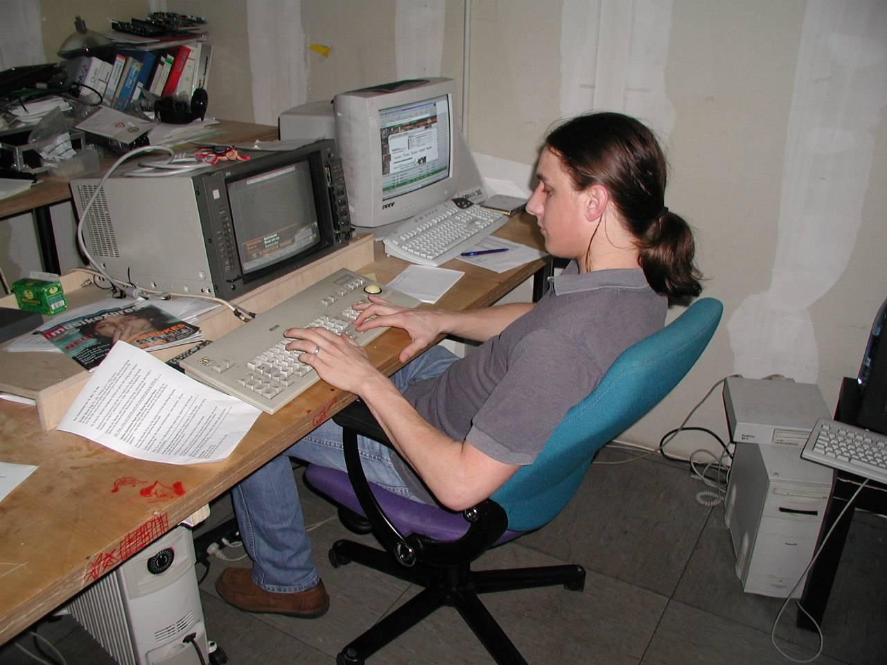 [30/07/2002] Einblendung: Die Info-Tafeln im TV-Bild sehen schick und modern aus. Der Schriftgenerator, an dem sie vorbereitet werden, weniger.