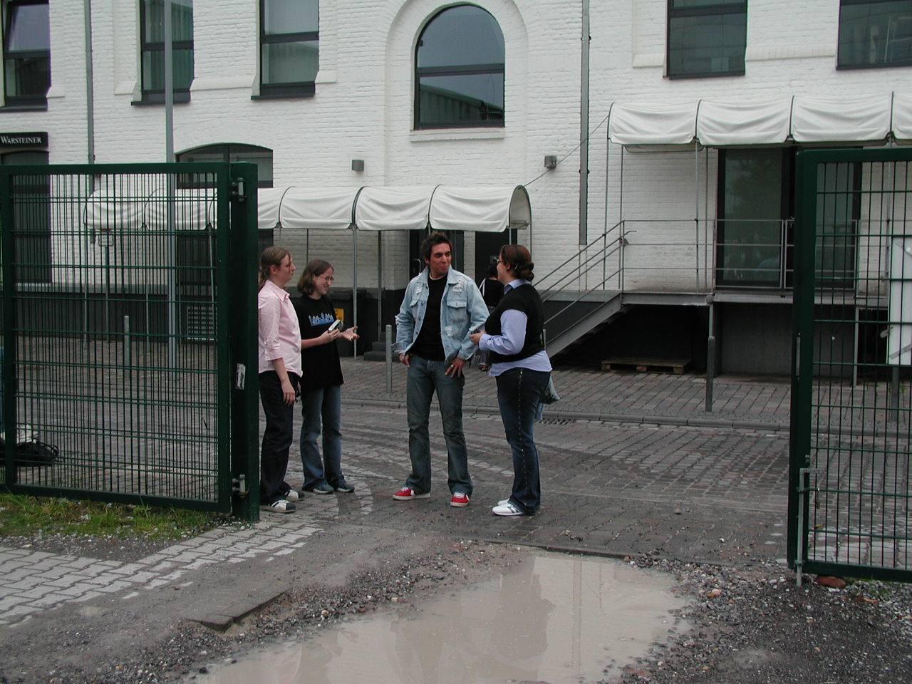 [30/07/2002] Belagerung: Vor dem Studio auf Moderatoren zu warten - eine Hand voll Fans beschäftigt sich damit den lieben langen Tag.