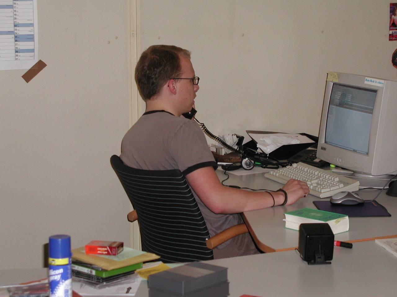 [30/07/2002] Kontaktpflege: Felix macht am Telefon Termine fix: Welche Gäste besuchen GIGA GAMES wann?