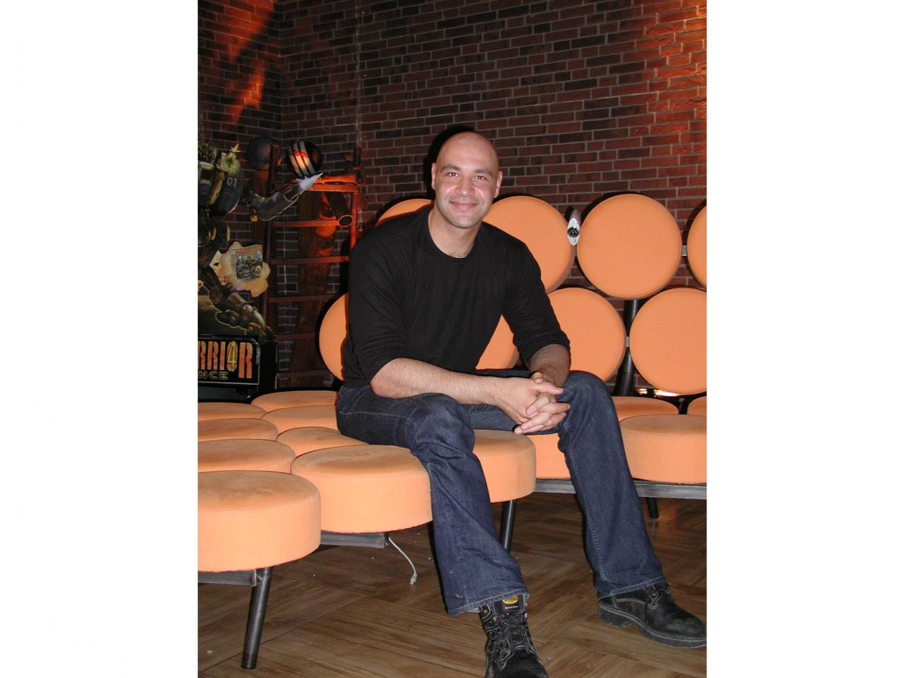 [30/07/2002] Bekanntes Gesicht: George Zaal moderierte den Games-Part bei der großen Schwester Giga Green. Mittlerweile bleibt er lieber hinter den Kulissen.