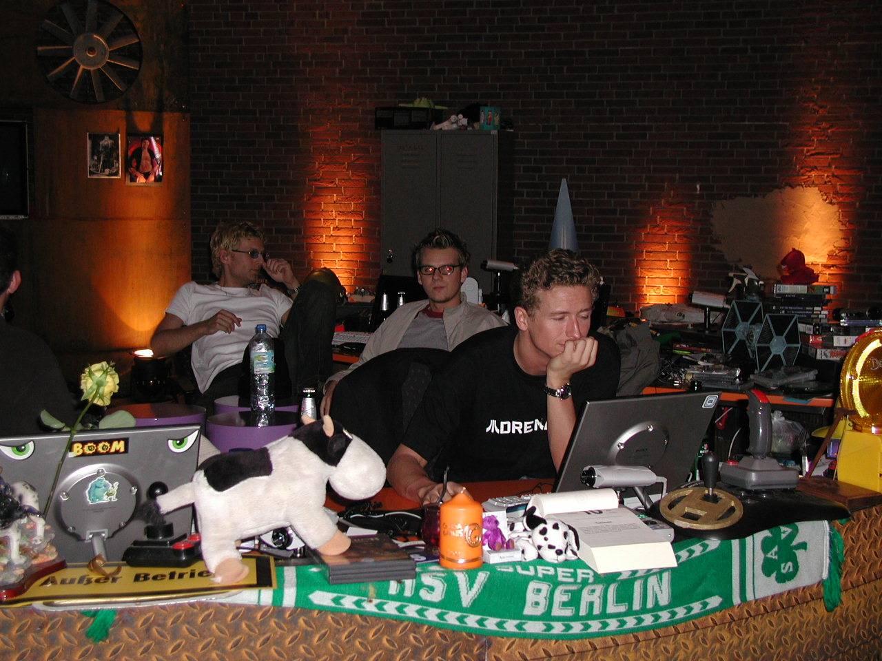 [30/07/2002] Am Ende: Sendung vorbei, Team erschöpft. Es ist nach Mitternacht.