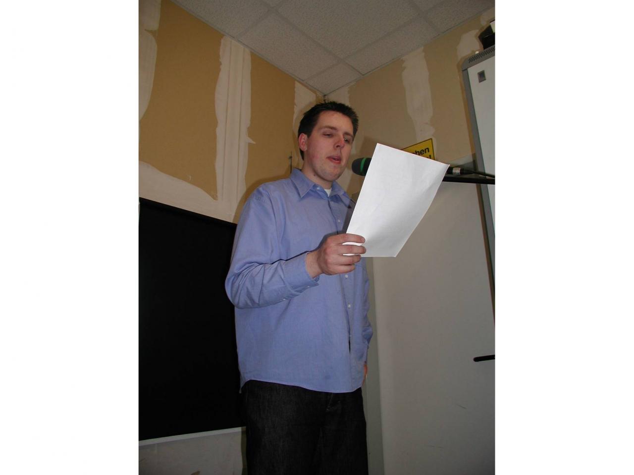 [30/07/2002] Aus dem Off: Stephan Bode spricht ins Mikro, was die Zuschauer im Internet erwartet: neue Artikel, neue Dateien. Der "News Flash" wird später in die Sendung geschnitten.