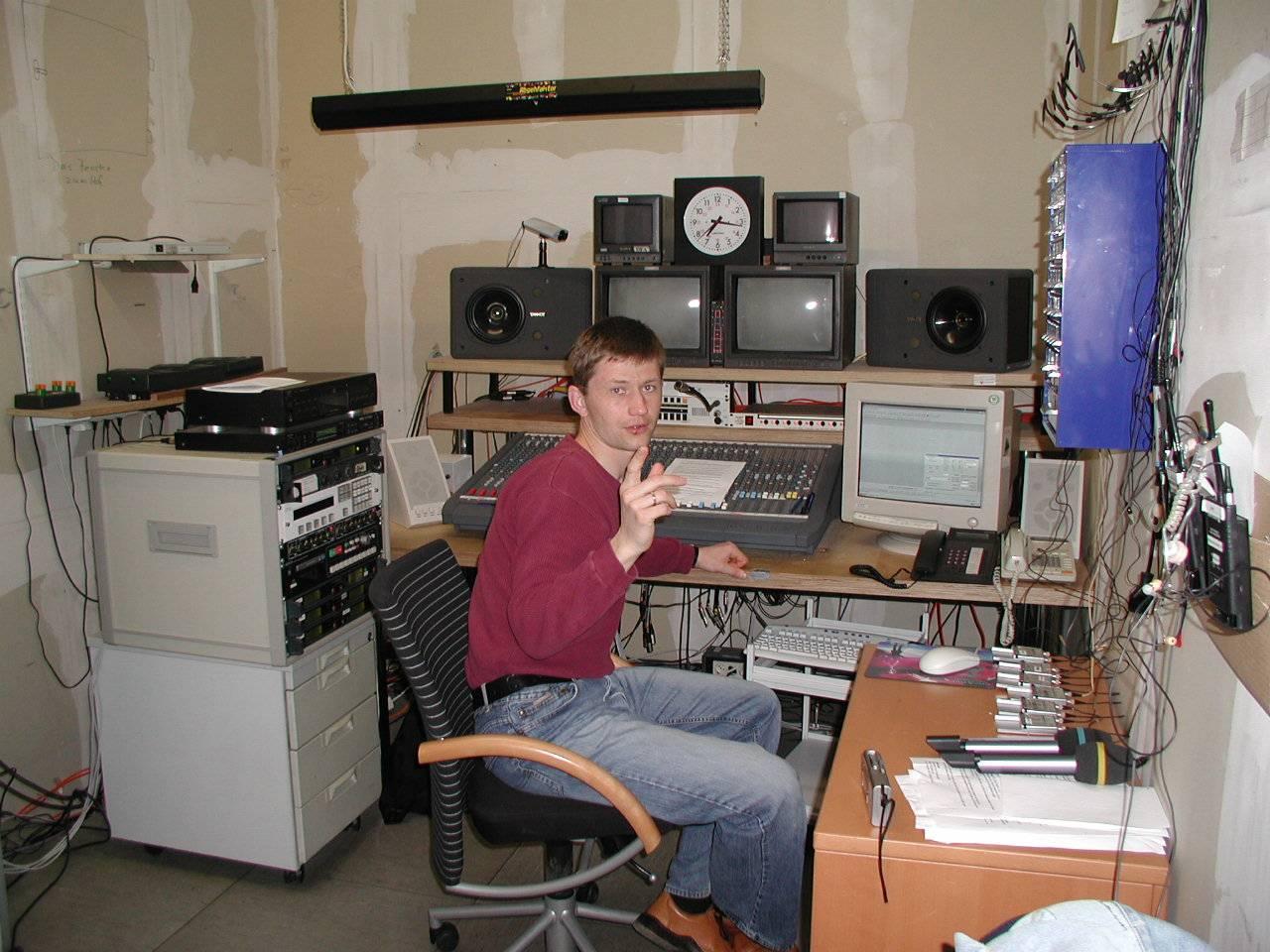 [30/07/2002] Pssst! Der Tontechniker bittet um Ruhe.