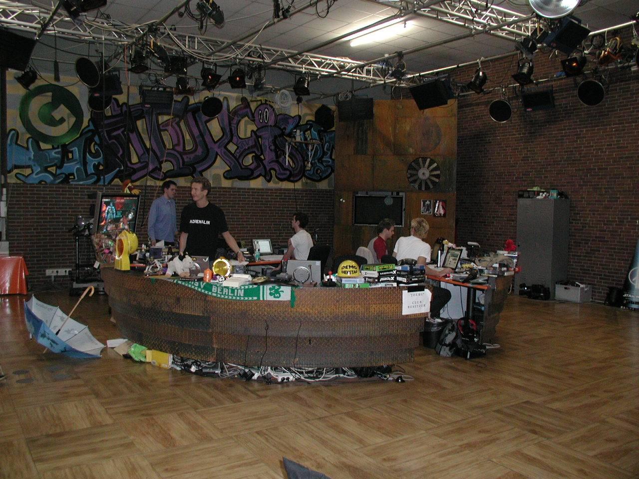 [30/07/2002] Nachmittag: Hell erleuchtet fehlt dem Studio noch die Show-Atmosphäre.