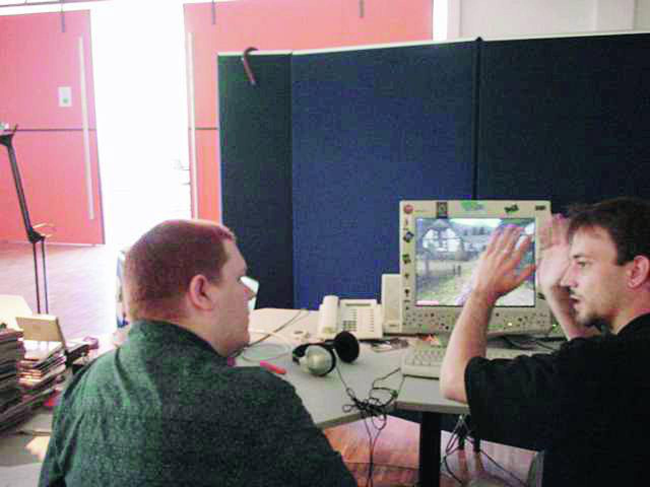 [27/09/2002] Rüdiger Steidle ließ sich von Spieldesigner Horst Dworczak in Gothic 2 ein- und entführen. Die opulenten Fantasy-Außenwelten ließen den Redakteur fast den Redaktionsschluss-Stress der Büro- Innenwelten vergessen.