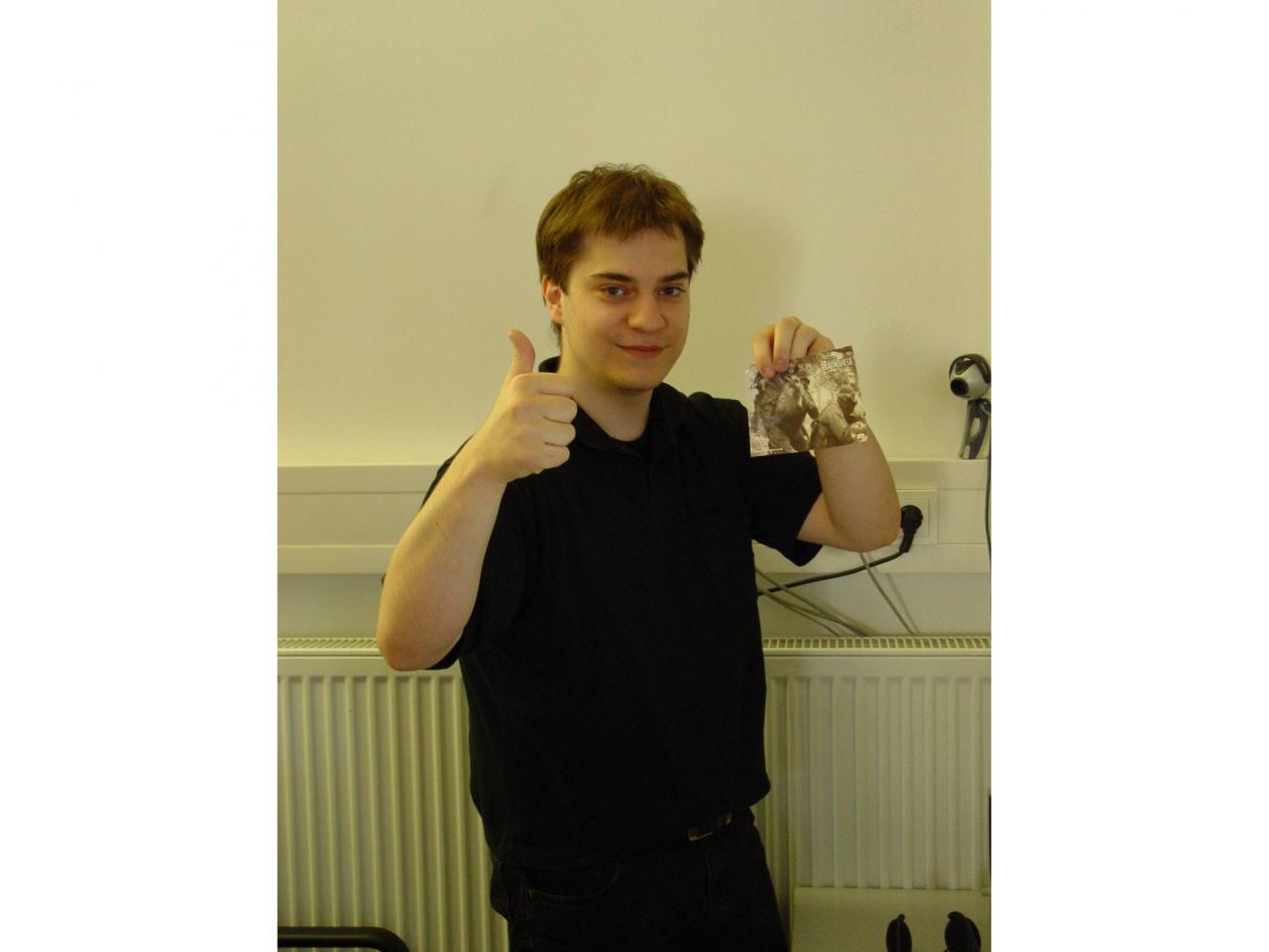 [01/09/2002] Thomas Weiß ließ es sich nicht nehmen, seinen PC mit dem Original- Raven Shield-Alu-Sticker zu verzieren, den Ubi Soft allen PC-Games-Lesern schenkt. Der Taktik-Shooter aus der Rainbow-Six-Familie hat es dank famoser Grafik bereits in die Rubrik Pixelpracht geschafft. Möge der Sticker solide haften!