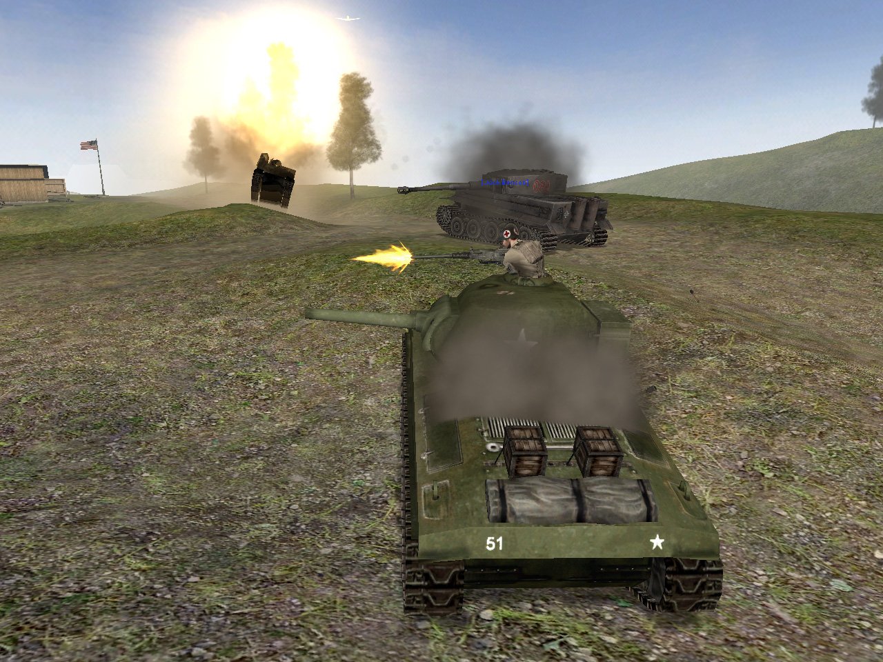 [17/10/2002] So nahe kommen Sie Panzern nur selten. Gegen den deutschen Tiger hat unser Sherman wenig Chancen, den Kollegen im Hintergrund hat's schon erwischt.