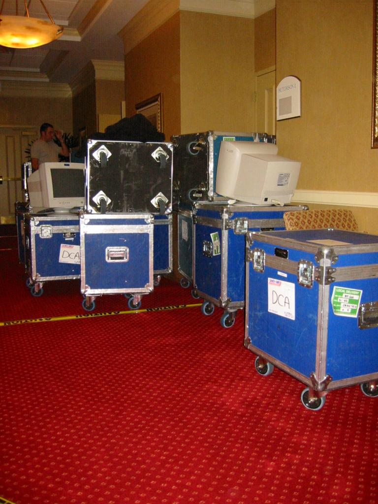 [21/12/2002] Materialschlacht: Chip-Hersteller Intel stellte für den Event 30 High-End-PCs zur Verfügung. Entsprechend lange dauerte es, bis alle PCs wieder in Transport-Kisten verpackt waren.