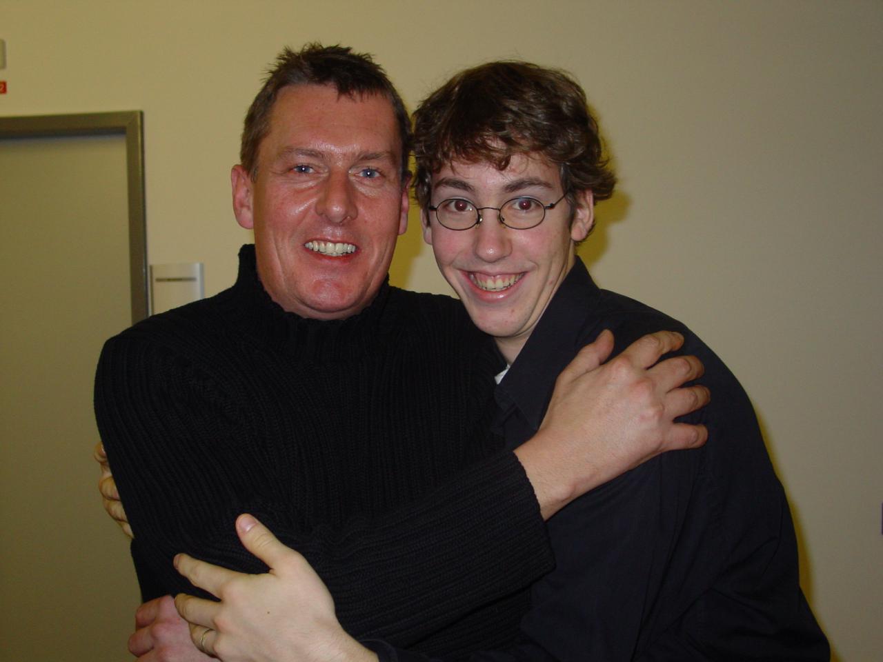 [28/12/2002] Justin Stolzenberg macht gemeinsame Sache mit Martin Carr von Hothouse: Bei der Vorführung von Casino Inc. (siehe News-Teil in PC Games 02/03) betrügen die beiden die bedauernswerten Glücksritter an den einarmen Banditen nach Strich und Faden.