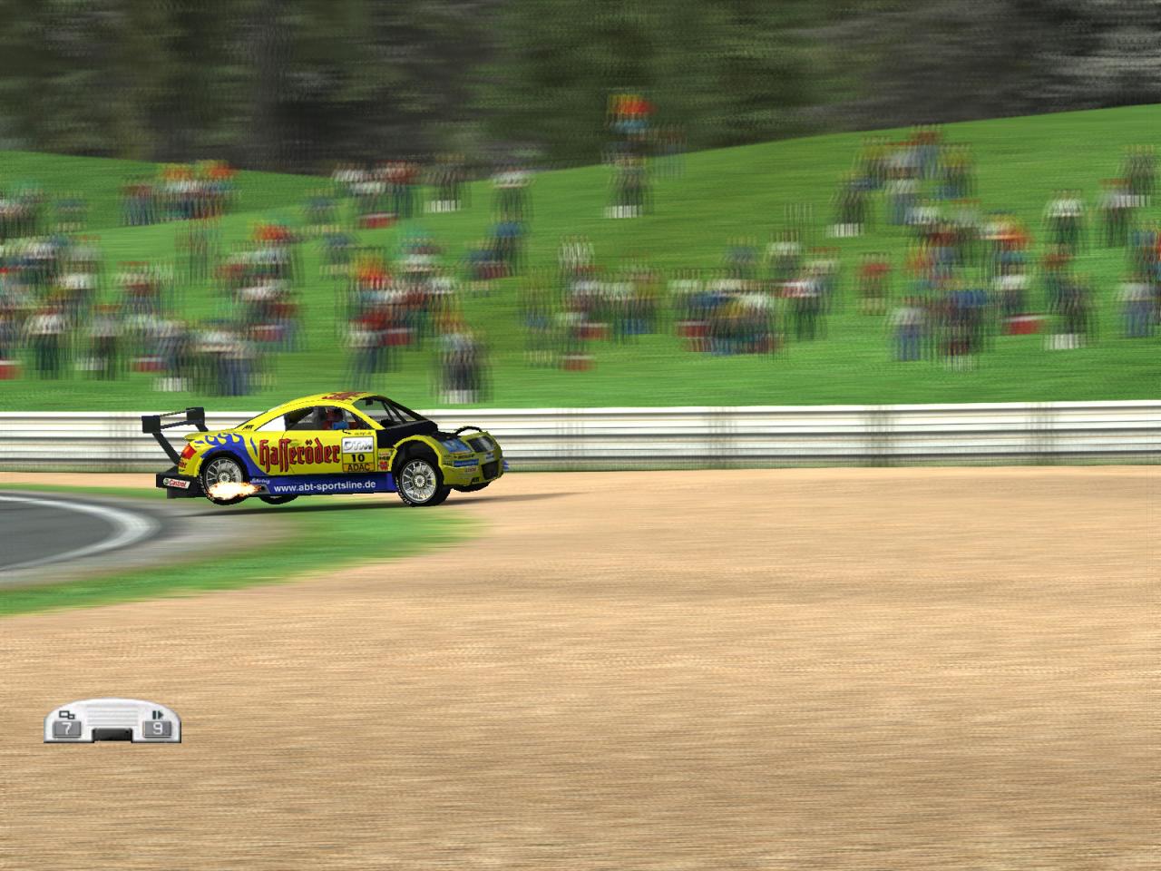 [25/02/2003] Abflug: Und das geschieht, wenn man versucht, DTM Race Driver wie Need for Speed zu spielen: Abgerissene Motorhaube, verbeulte Kotflügel und gleich ein Abstecher ins Kiesbett.