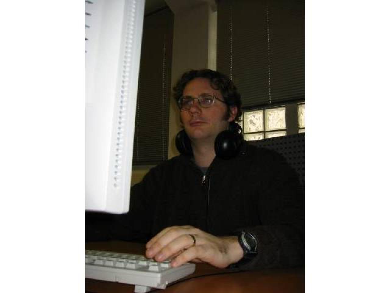 [20/03/2003] Volle Konzentration: Produzent Chris Natsuume sorgt dafür, dass der Rest des Teams produktiv arbeitet. O-Ton