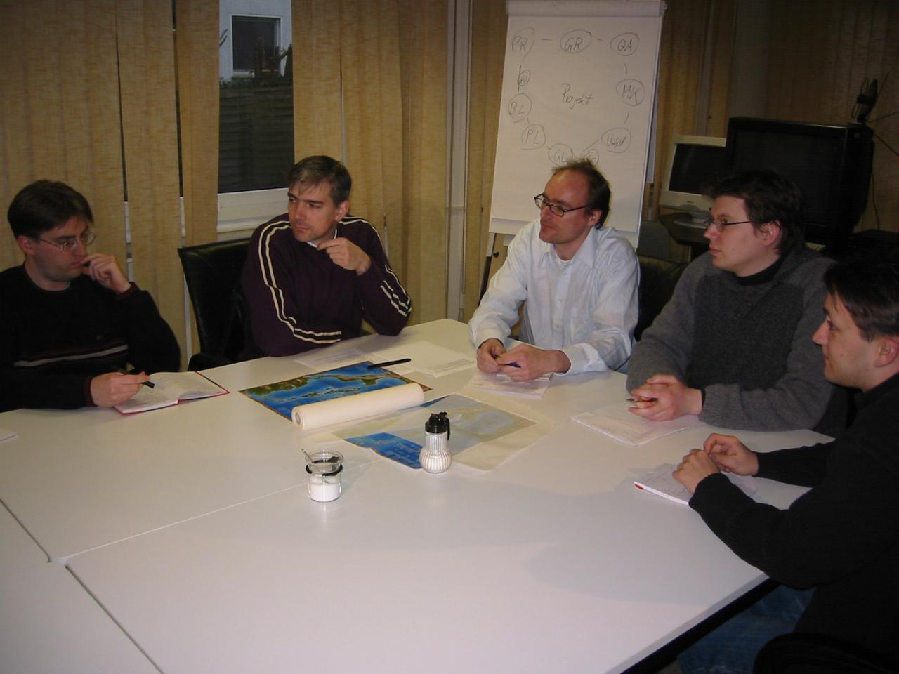 [29/04/2003] Talk, Talk, Talk: Daniel Dumont (zweiter von links) diskutiert in Team-Meetings neue Ideen und auftretende Probleme bei der Entwicklung von Port Royale 2.