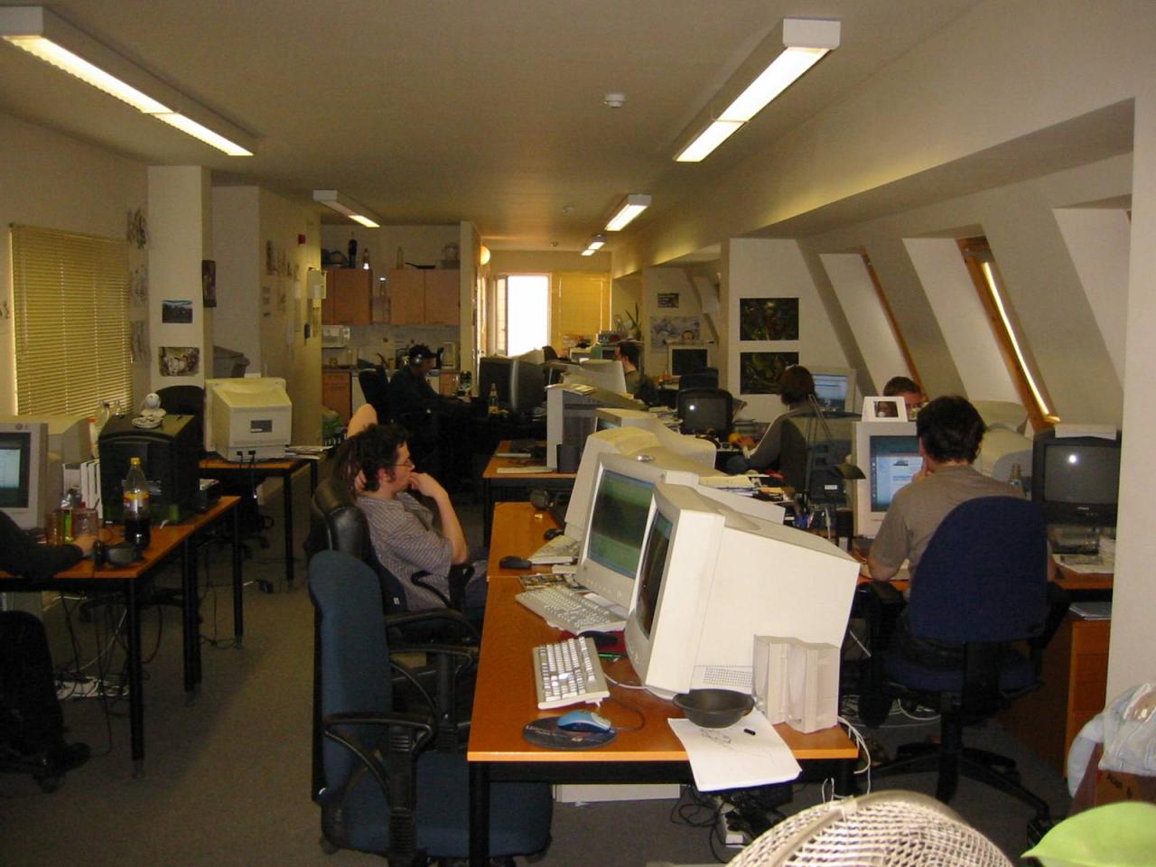 [26/05/2003] Platzangst: Im Yager-Büro ist Platz reiner Luxus. Hier könnte man auch U-Boot-Besatzungen auf ihren Einsatz vorbereiten.