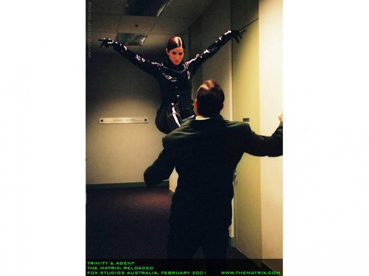 [16/05/2003] (Copyright by Warner Bros.) Agent Smith bekommt Prügel.
