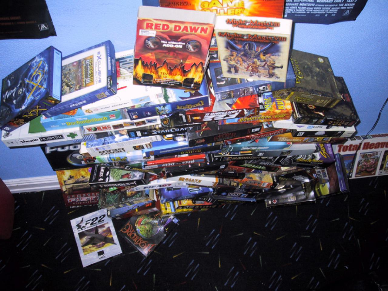 [12/06/2003] Die Spielesammlung von Olivier Szymanezyk vor dem Fall.