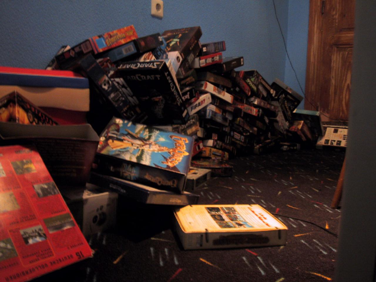 [12/06/2003] Die Spielesammlung von Olivier Szymanezyk nach dem Fall.