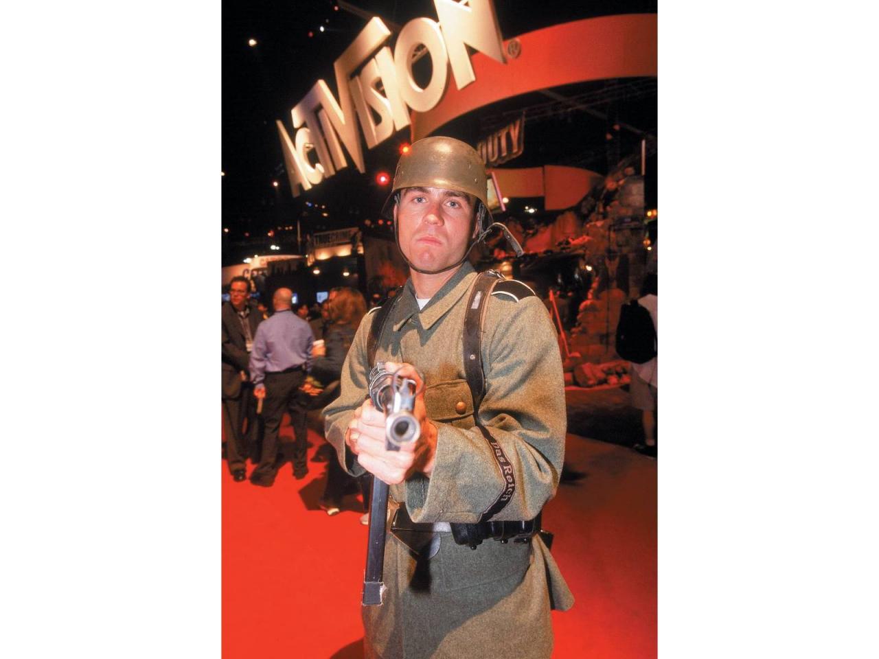 [06/06/2003] Die Pflicht ruft: Dieser junge Mann fragt höflich an, ob man sicht nicht Call of Duty ansehen möchte.