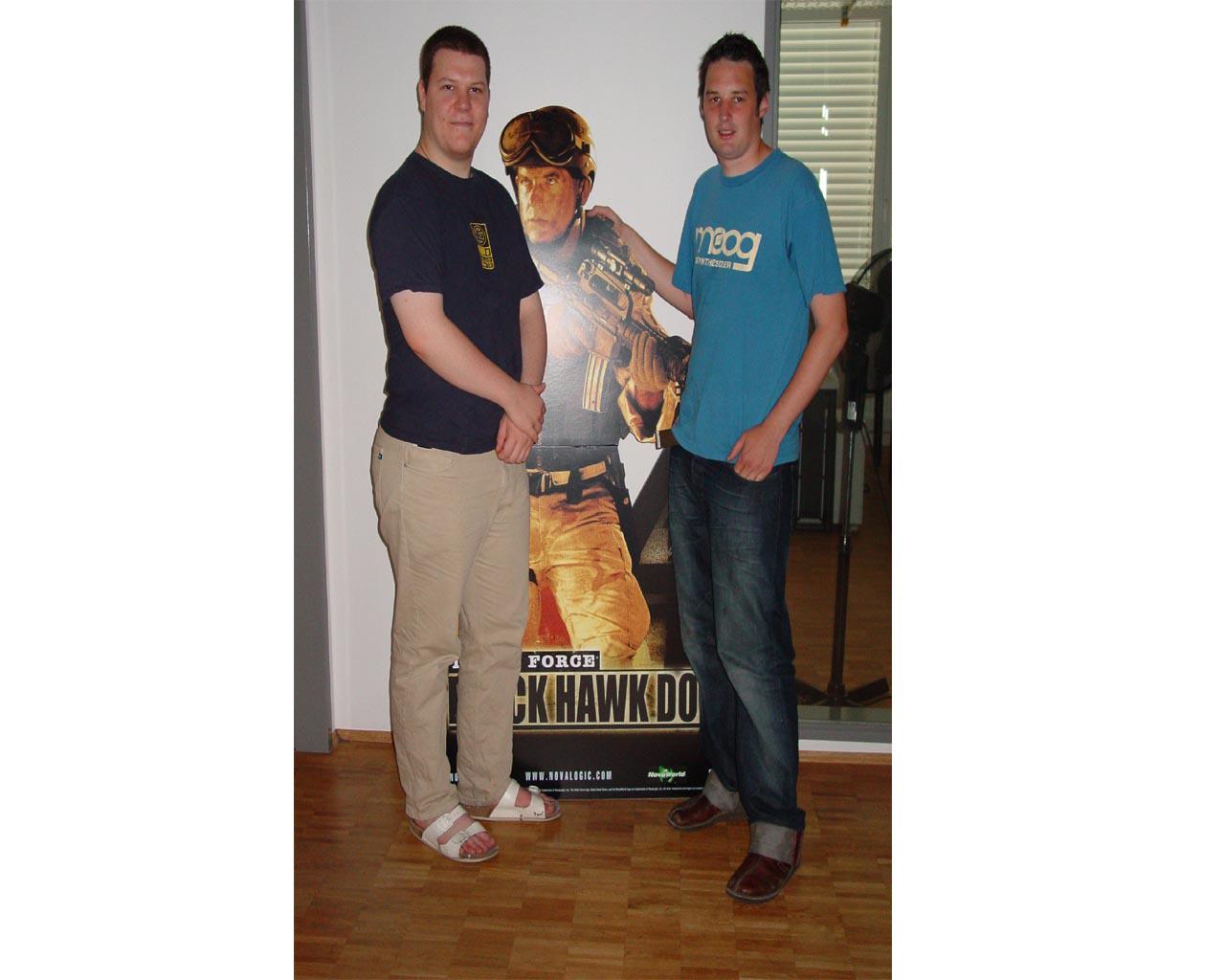 [01/08/2003] Rüdiger Steidle wird als Embedded Journalist in die Kampfhandlungen von Joint Operations eingebunden. Novalogic-Frontmann Chris Clarke stellt den Kriegs-Shooter in der Redaktion vor  Vorschau in der PC Games 09/03.