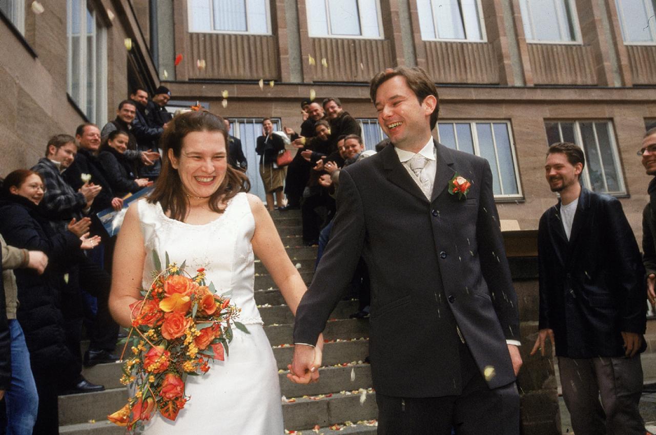 [20/12/2003] Petra Maueröder heißt ab sofort Petra Fröhlich. Dem gehauchten 