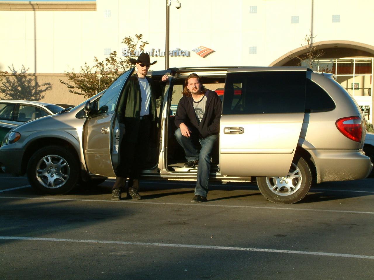 [26/01/2004] Björn von Bredow und Michael Neubig aus dem PC-Games-Filmteam ließen es sich nicht nehmen, zum Ion-Storm-Besuch im texanischen Austin stilgerecht mit Stetson und Ledermantel anzureisen. Der Reisebericht startet auf Seite 30. 