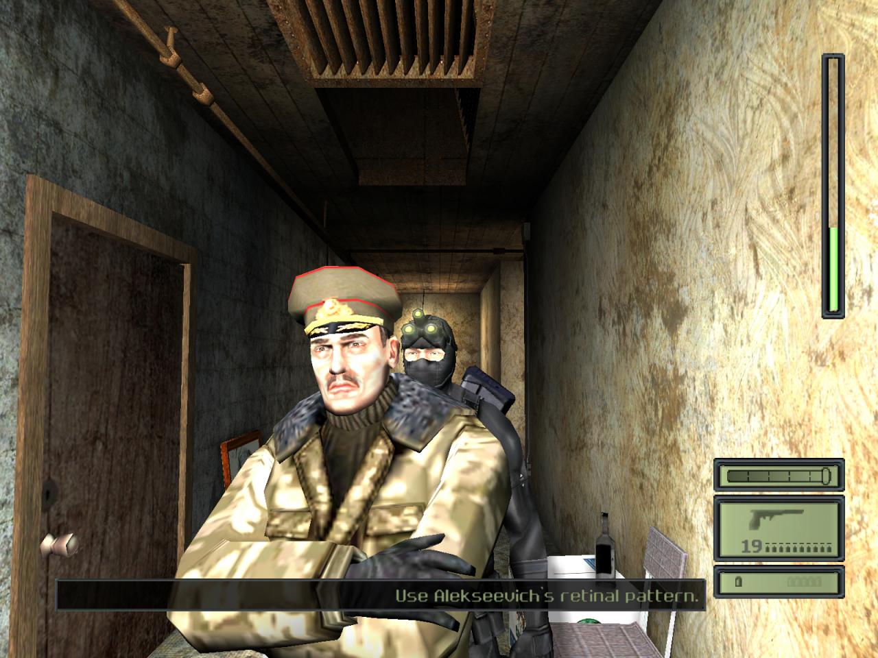 [20/02/2004] Da kann er noch so grimmig dreinschauen, Sam hat sich durch den Luftschacht an der Decke gehangelt und wird den Colonel gleich packen.