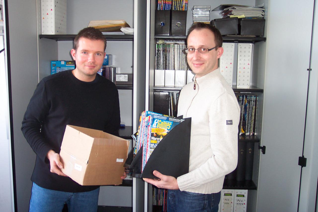 [30/03/2004] Christian Müller packt ein, Neuzugang Christian Sauerteig packt aus: Beim Umräumen entdecken die beiden längst verschollen geglaubte Schätze aus fast zwölf Jahren PC Games - Verzögerungen der Sorte 