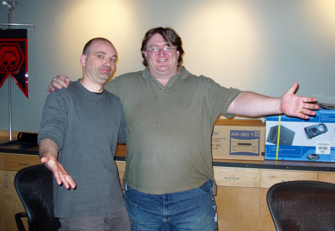 [28/04/2004] Heinrich Lenhardt und Valve-Boss Gabe Newell sind richtig dicke Kumpels geworden: Einen Tag lang informierte sich der PC-Games-Reporter direkt vor Ort über den aktuellen Stand der Dinge in Sachen Half-Life 2 (Titelstory ab Seite 50).
