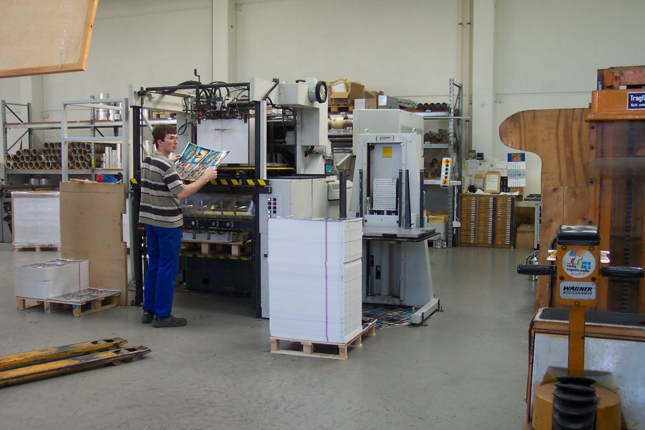 [23/04/2004] Der Finisher hat schon im Vorfeld einen Prägestempel (meist aus Messing) aus unserem Datenbestand hergestellt. Stempelplatten dieser Art werden teilweise geätzt, teilweise gefräst. Dieser Stempel wird später benötigt, um die Silberfolie passgenau aufs Cover zu pressen.