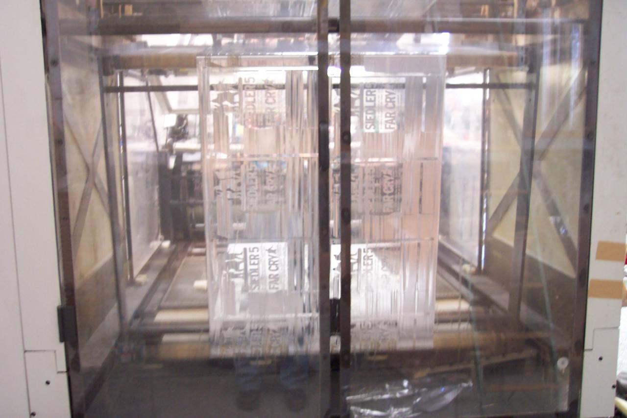 [23/04/2004] Bei der silbernen Folie handelt es sich um eine zweilagige Kunststoffrolle. Die eine Lage ist das Trägermaterial, die andere die eigentliche Silberschicht. Beide Lagen sind mit einem speziellen, wärmelöslichen Kleber miteinander verbunden.