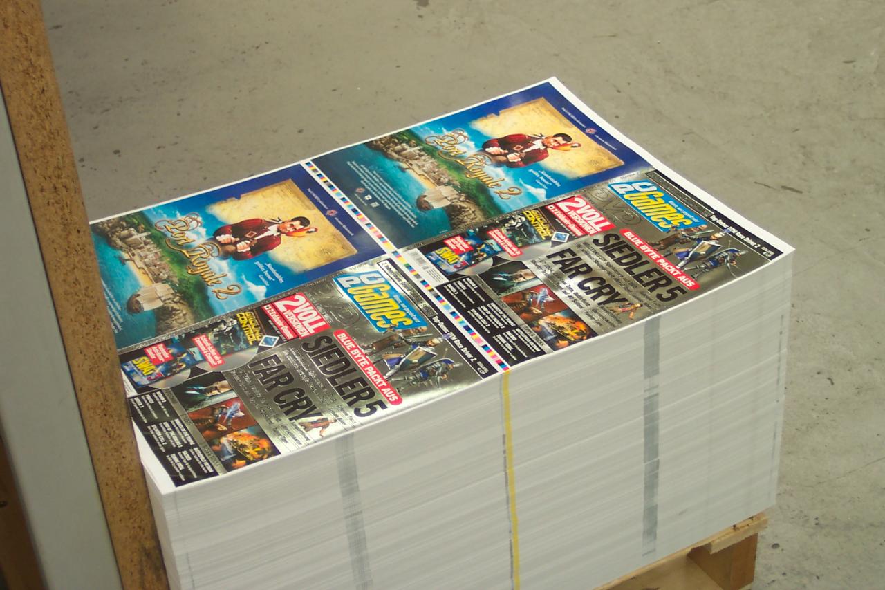 [23/04/2004] Et voilà: Das PC Games-Cover glänzt im edlen Silberdekor. Nun gehen die Umschläge zum Buchbinder und werden wie gewohnt mit den restlichen Heftbestandteilen zu einem Magazin gebunden.