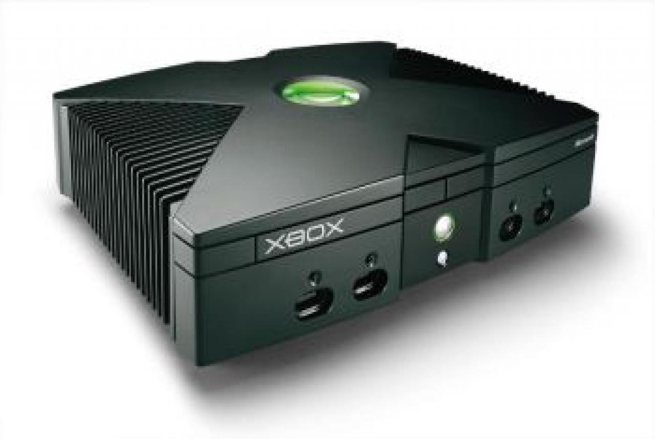 [18/05/2004] Microsoft mischt mit - Die sechste Konsolen-Generation war aufregend. Sony veröffentlichte die erfolgreichste Konsole aller Zeiten, die Dreamcast schied mangels Erfolg aus dem Rennen aus und auch Nintendo war mit den Verkaufszahlen des Gamecubes nicht zufrieden - und dann stieß im Jahre 2001 Microsoft mit der Xbox ins Rennen ein. Heute sprechen wir von den großen Drei: Sony, Nintendo und Microsoft. Viele der heute bekannten und beliebten Spiele-Marken fanden auf der Microsoft Konsole ihr Zuhause. Darunter Halo, Gears of War, Forza und viele weitere.