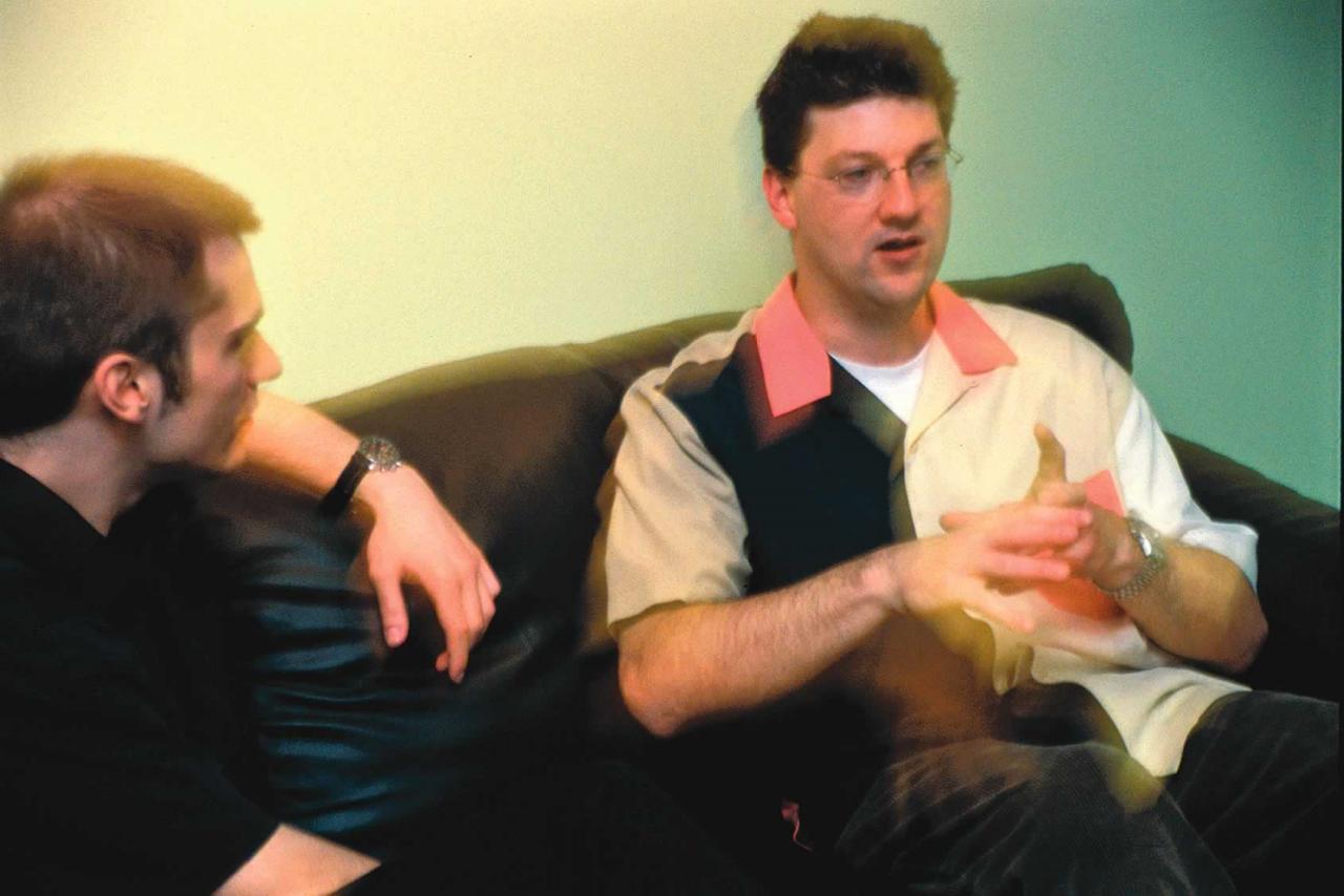 [29/06/2004] Thomas Weiss zu Gast im Haus von Randy Pitchford in Dallas: Bei selbst gemachter Pizza erzählt der Gearbox-Chef von den Recherchen zum D-Day-Shooter Brothers in Arms (Seite 36).