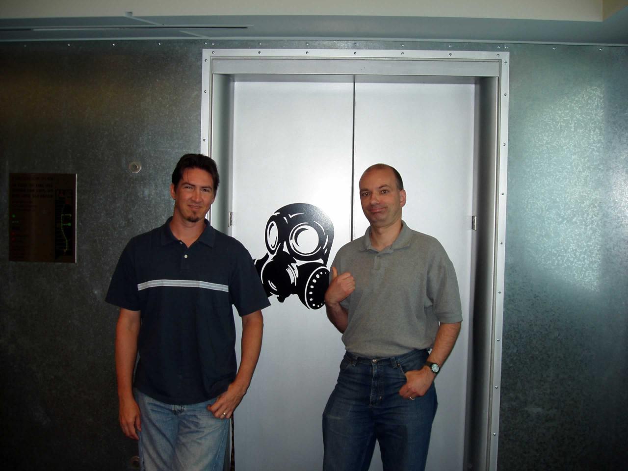[29/06/2004] Heinrich Lenhardt wird von Projektleiter William Stahl am legendären Lift der Pandemic Studios zur Vorstellung des Taktikspiels Full Spectrum Warrior (Seite 60) begrüßt. Man beachte das formschöne Firmenlogo.