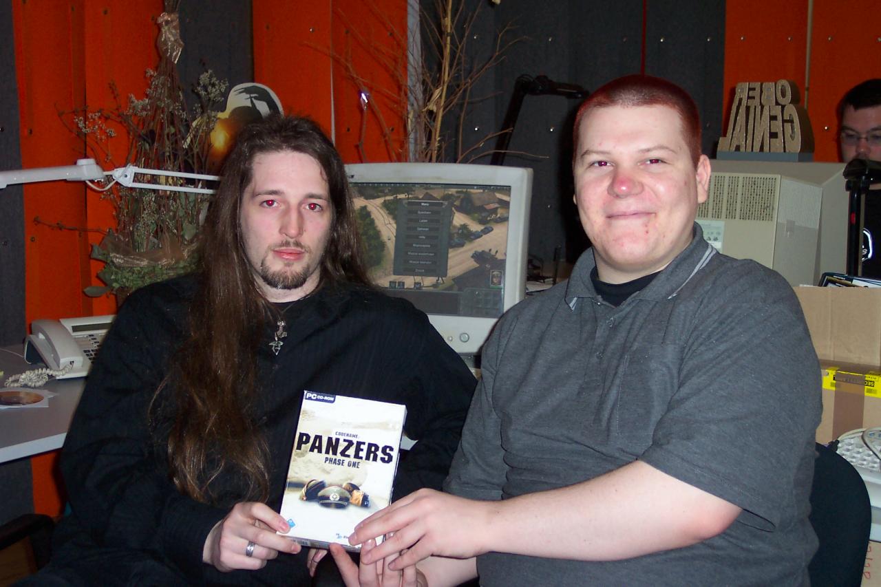 [02/06/2004] Rüdiger Steidle gehört zu den ersten, die die finale Version von Codename: Panzers spielen: Michél Judt von CDV bringt zusätzlich zur Testversion den handgeschnitzten Prototypen der aufwendigen Packung mit. 