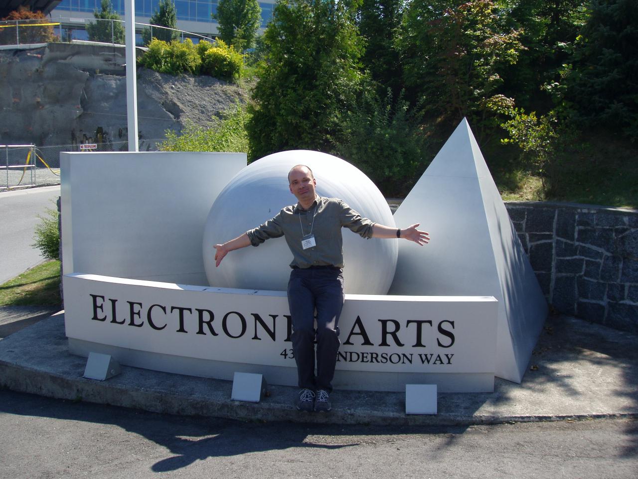 [24/08/2004] Heinrich Lenhardt ist sicher: Dieses Firmenschild übersieht kein Briefträger. Vor dem Gebäude hat Spielehersteller Electronic Arts riesige Firmen-Insignien aus Beton aufstellen lassen. Mehr in PC-Games-Reporter auf DVD!