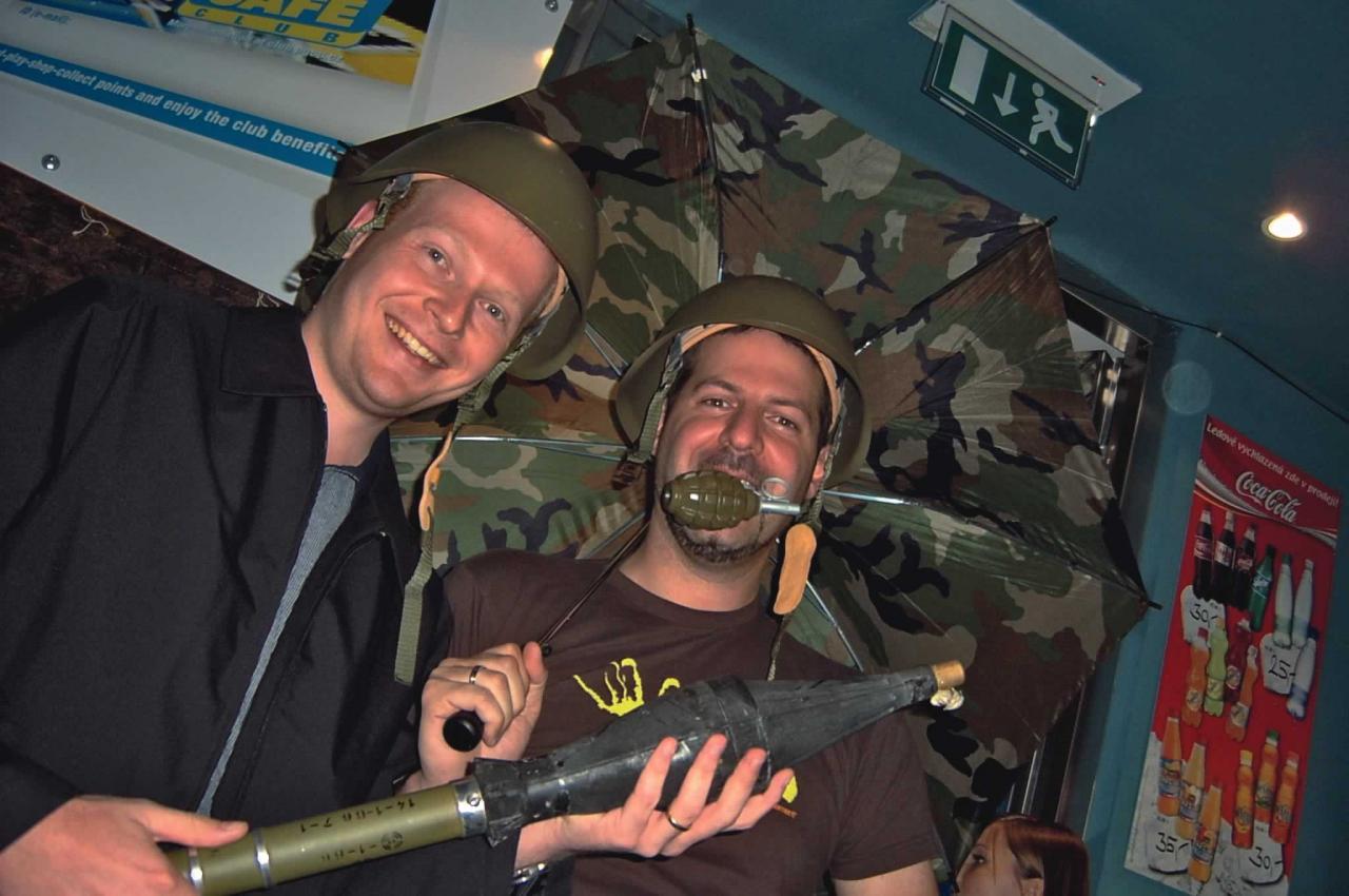 [25/07/2005] Benjamin Bezold und Take-2-Pressesprecher Markus Wilding haben sich für die Vietcong 2-LAN-Party in Prag in standesgemäßes Outfit geworfen. Beim Capture the Flag ließen sie der internationalen Konkurrenz keine Chance.