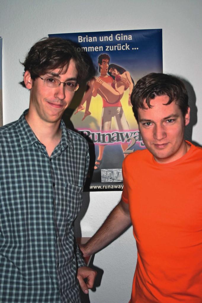 [25/07/2005] Justin Stolzenberg bekommt von dtp-Pressemann Christopher Kellner eine Privatvorführung für das große Adventure-Special im Heft: Auf dem Programm stehen unter anderem Runaway 2 und Tony Tough 2.