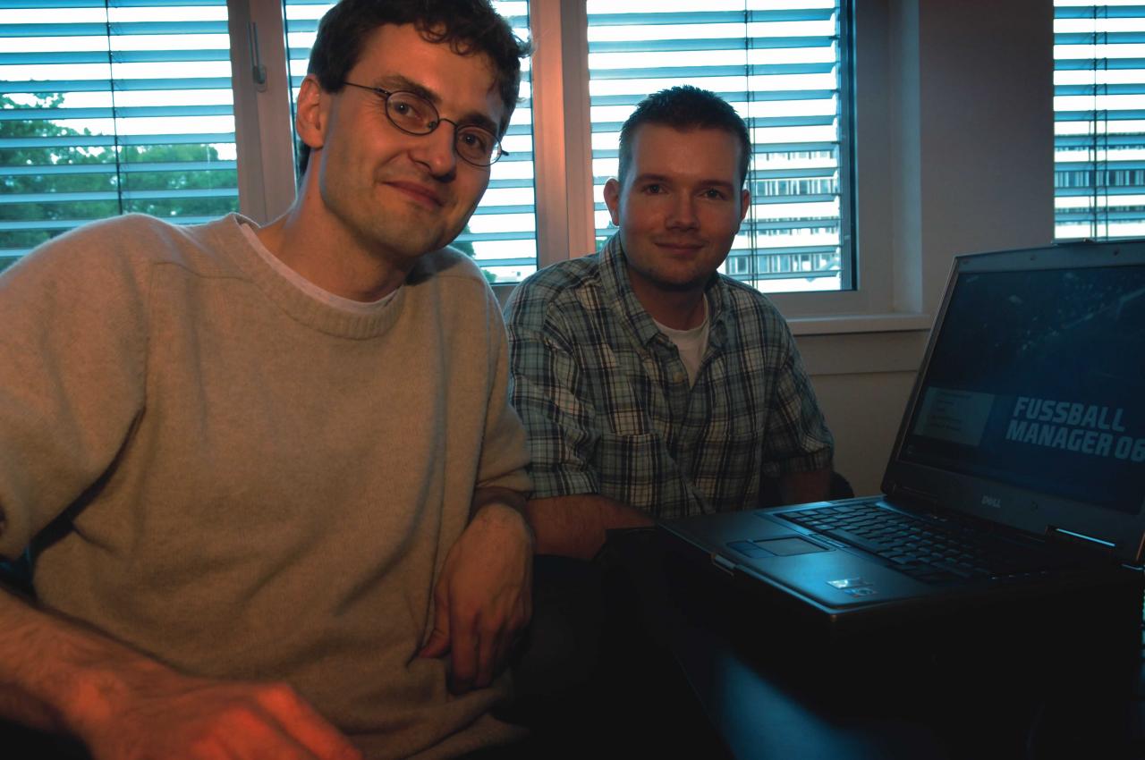 [29/08/2005] Christian Sauerteig fachsimpelt mit Spieldesigner Gerald Köhler über die (erneut) neue Benutzer­oberfläche des Fußballmanager 2006. Wie sich das Spiel im Vergleich zu Anstoss 2006 schlägt, steht im Heft.
